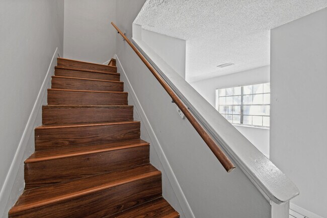 Building Photo - 408 N Cypress Dr