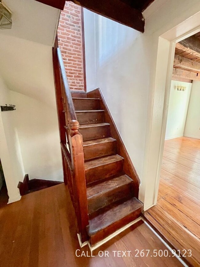 Building Photo - Renovated 2bd apt in Northern Liberties. D...