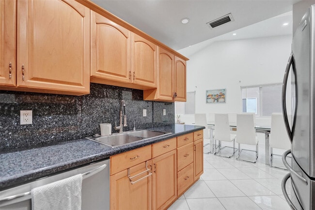 Building Photo - 5514 SW 28th Terrace