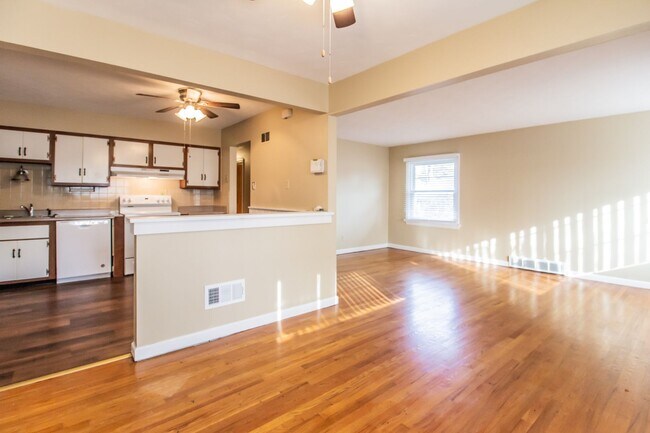 Building Photo - Lovely Large 3 Bedroom 1 1/2  Bath Ranch Style Home