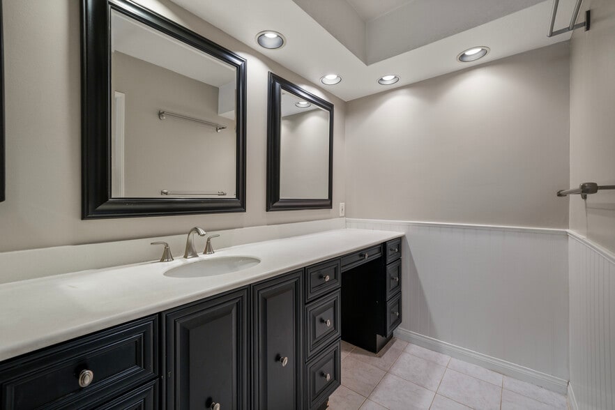 Master Bathroom - 15231 Magnolia Blvd
