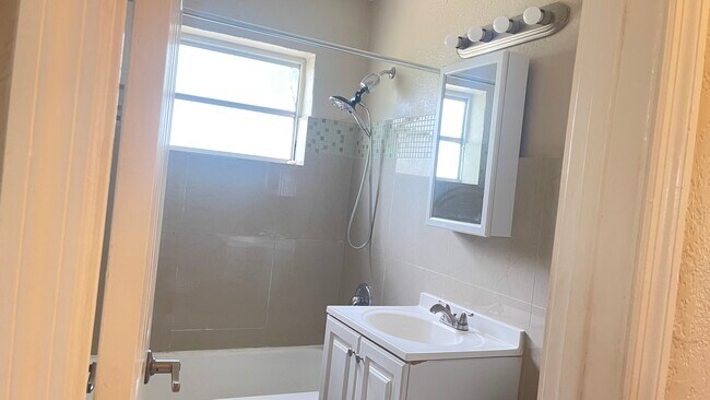 Building Photo - 46 NE 171 St