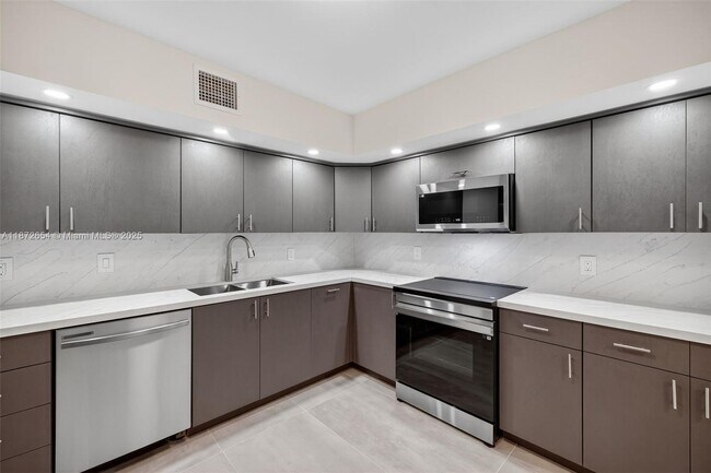 Building Photo - 2812 N 46th Ave