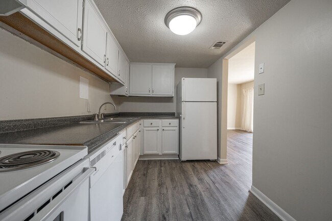 Building Photo - Charming 2 Bedroom Condo Living in the Heart of Chapel Hill