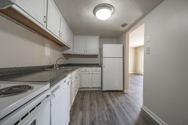 Building Photo - Coming Soon!  2 Bedroom Condo In CHAPEL HILL!