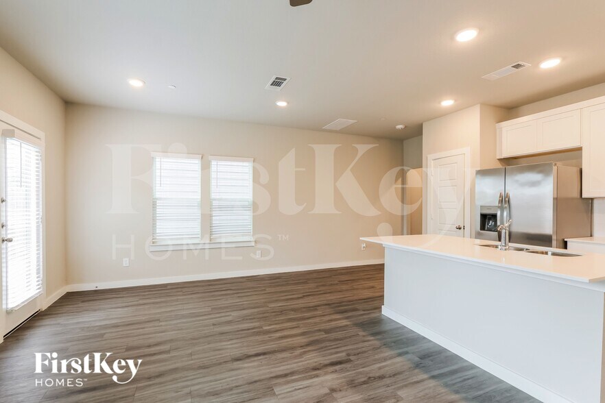 Building Photo - 373 N Centro Cir