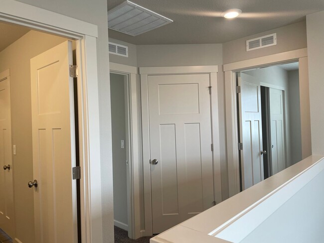 Building Photo - 4 Bed 2.5 Bath Home! Located near the Ridgefield Outdoor Recreation Center, equestrian facilities...