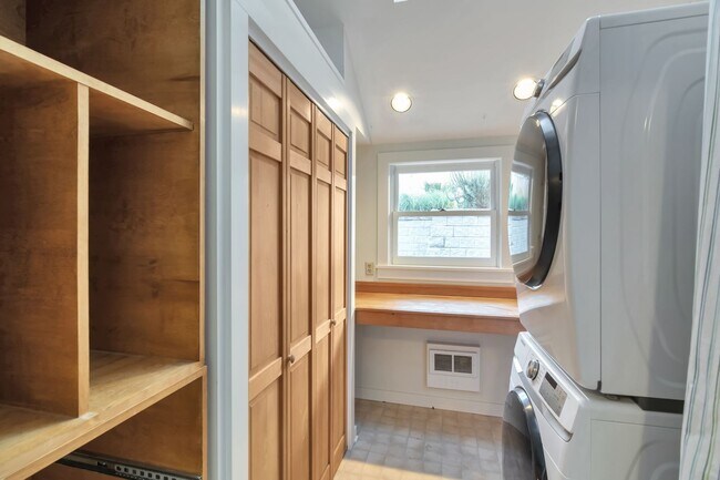 Building Photo - Victorian Classic in MT. Baker