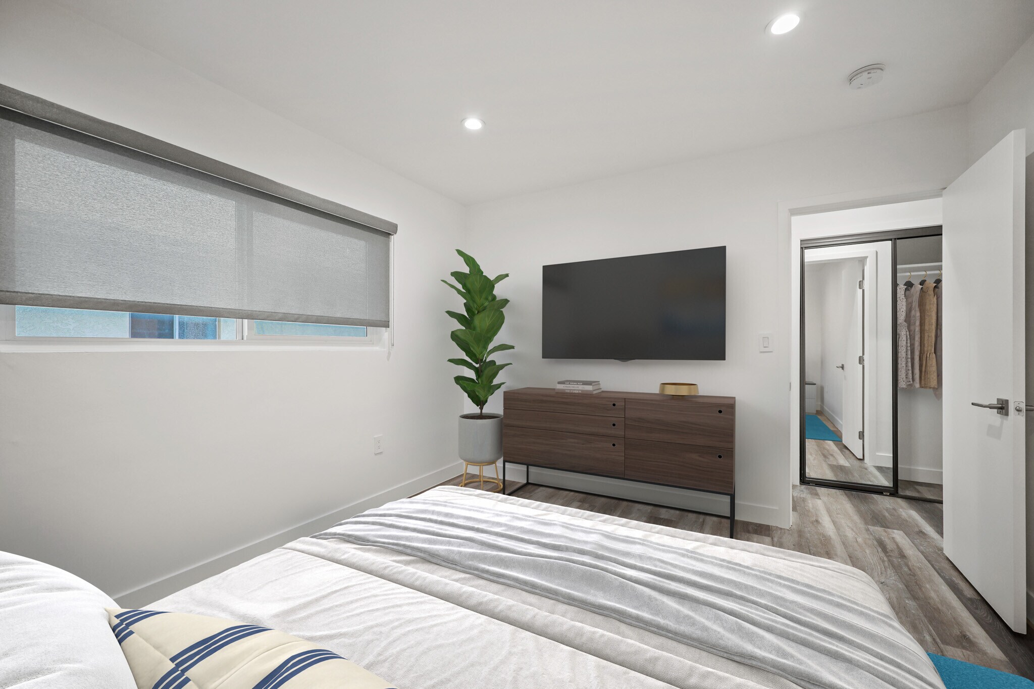 Building Photo - 1352 W 36th St