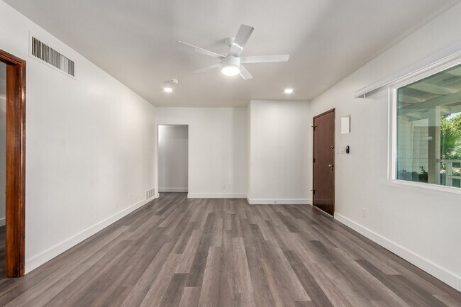Building Photo - Beautifully updated 4 bed 2 bath Single Fa...