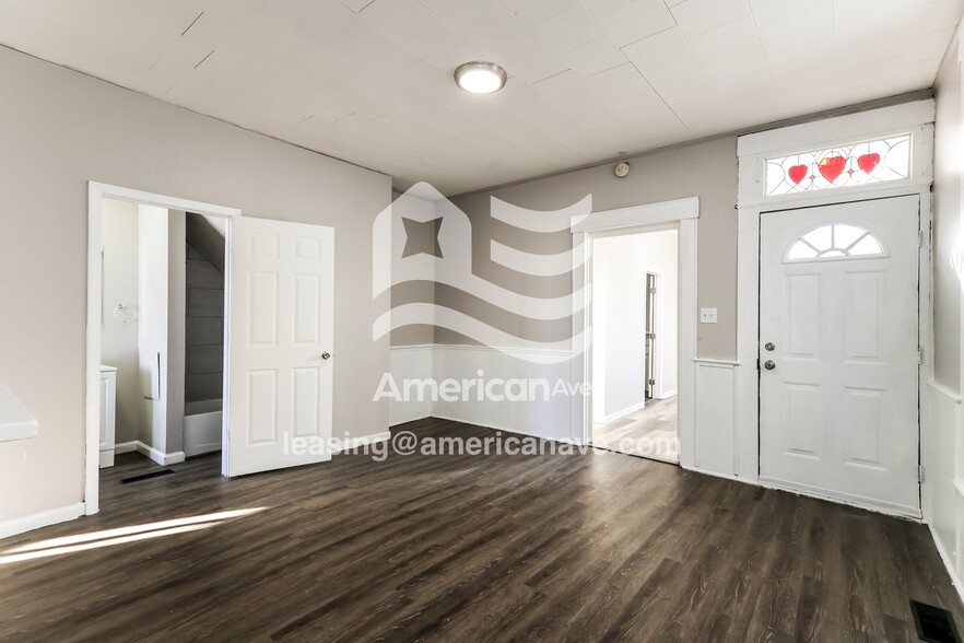 Building Photo - 2327 Duncan St