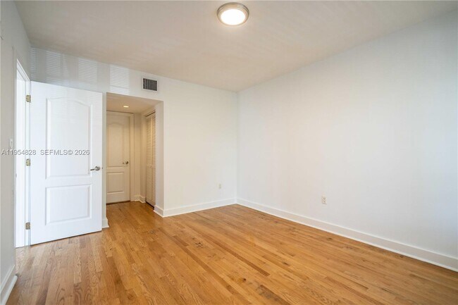 Building Photo - 2425 Flamingo Pl