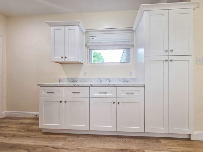 Building Photo - Beautifully Renovated 3/2 in Madison Park