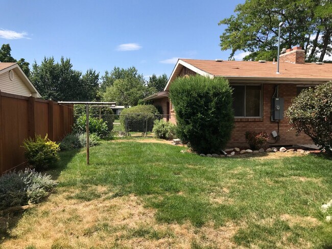 Building Photo - 3824 W Greenbrier Dr