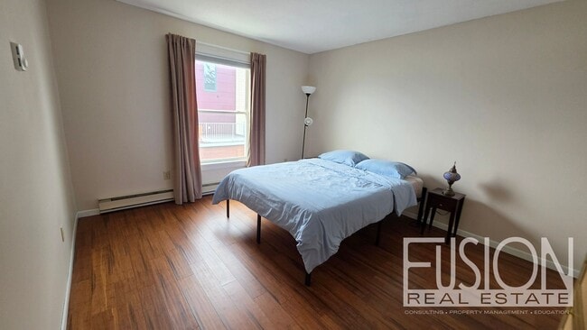 Building Photo - Bright, FURNISHED 2-Bedroom in Prime Burlington Location — Available NOW!
