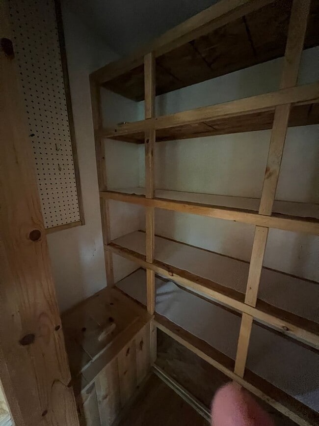 Building Photo - Nestled in Basin