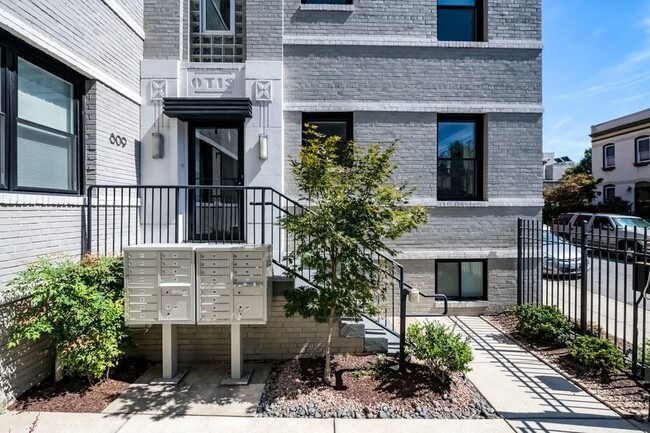 Building Photo - Lovely 1 Bedroom in Columbia Heights - A f...