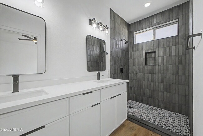 Building Photo - 706 E Las Colinas Pl
