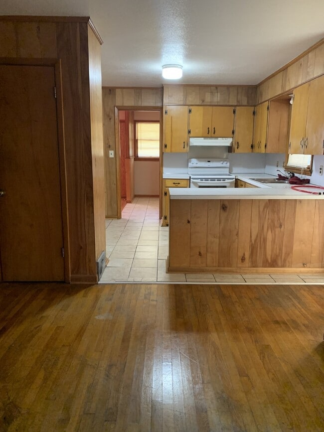 Building Photo - Charming 3-Bedroom Home with 2 Full Bathro...