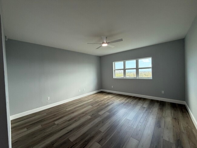 Building Photo - 15051 Royal Oaks Ln