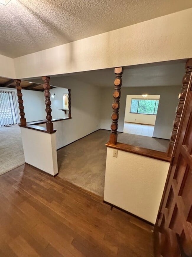 Building Photo - $1000 Move In Special! Available for Move In!