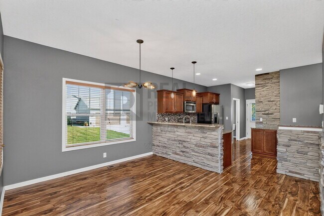 Building Photo - 1651 SW Arlan Dr