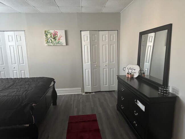 Building Photo - Walking distance to U of L and Bellarmine Campus