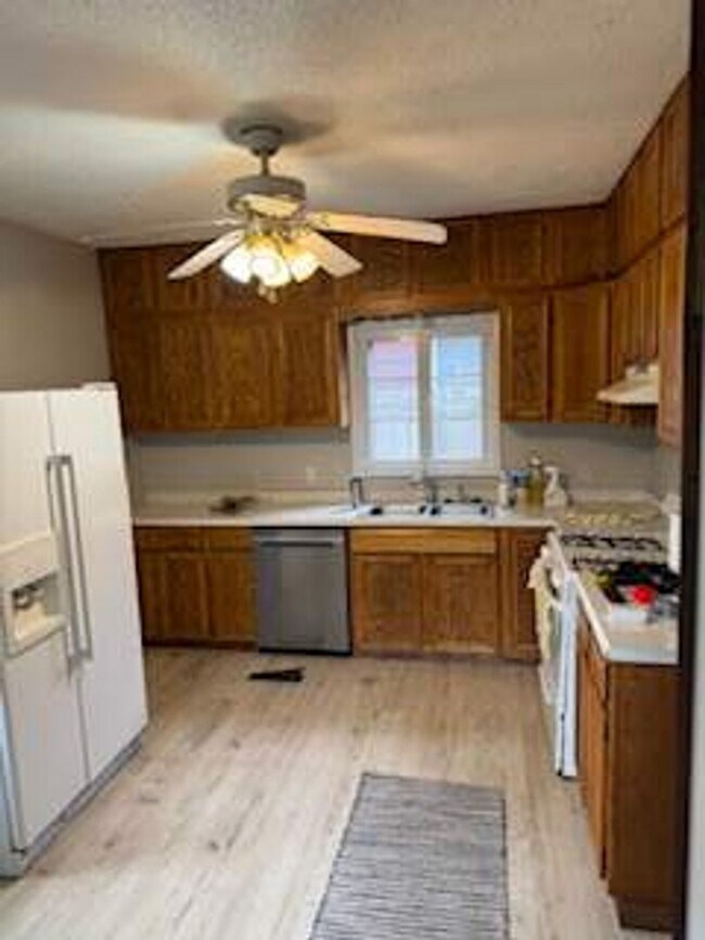 Building Photo - 3 Bedroom / 1 Bathroom Private Fenced Yard...