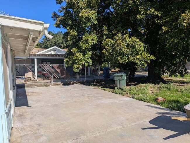 Building Photo - Charming Newly Remodeled 2-Bedroom Home