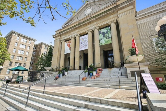 Building Photo - Spacious 2BR/2.5BA Townhouse-Style Condo in Gated Mount Pleasant Community