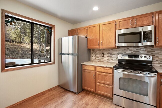 Building Photo - Move In Ready Unit on Greenway! For sale OR Rent whichever comes first!