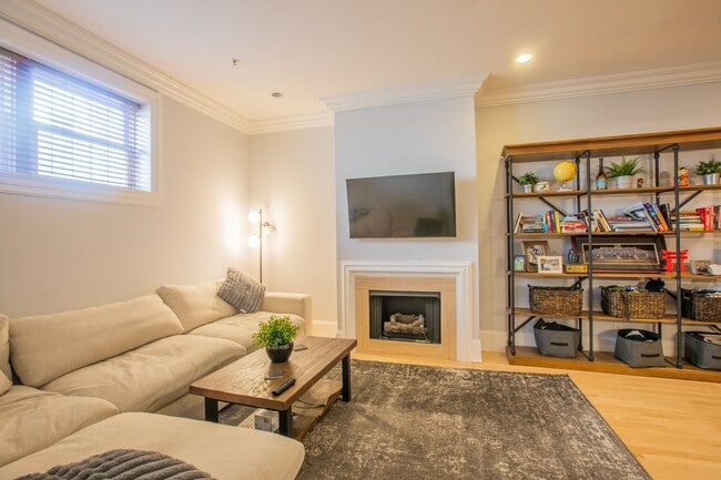 Building Photo - Amazing 1 BR/1 BA Condo in Dupont Circle!