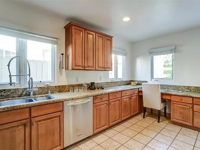 Building Photo - (Ellie:B) 900-902 Havenhurst Drive &amp; 8117 Willoughby Avenue