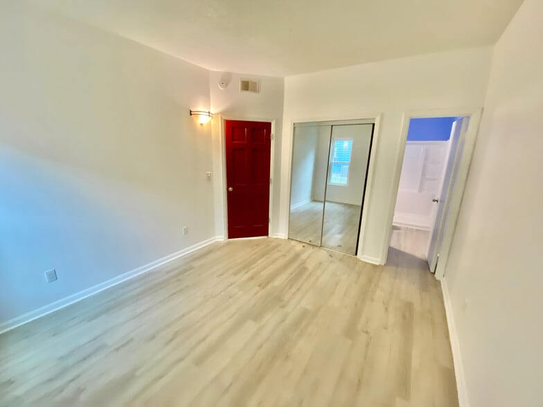 Master bedroom, walk-in closet, en-suite bathroom. - 4240 Wilshire Blvd