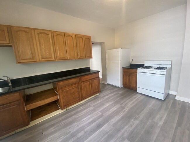Building Photo - 140 Callender St