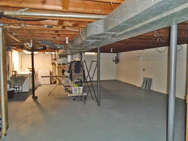 Building Photo - 616 Leona Dr