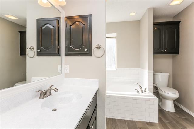 Building Photo - 521 Anglebluff Dr