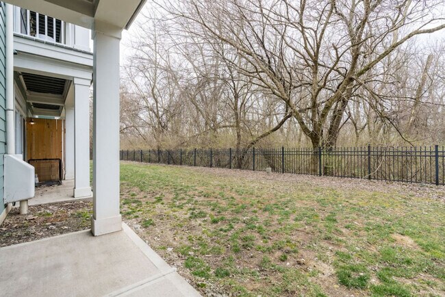 Building Photo - 2525 Solana Way