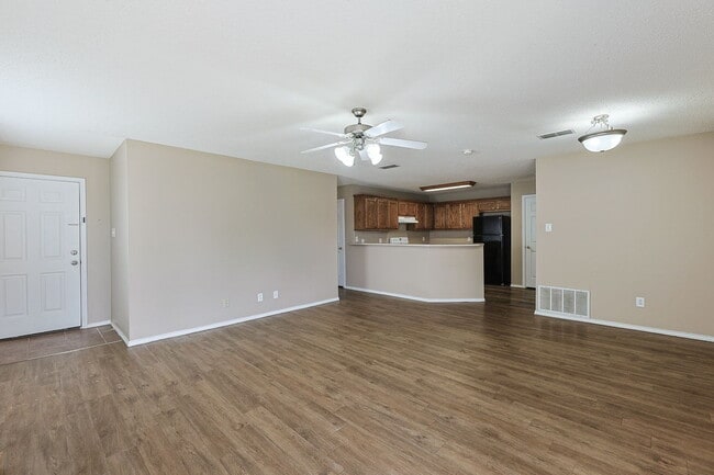 Building Photo - Don't miss this 2 Bedroom Duplex