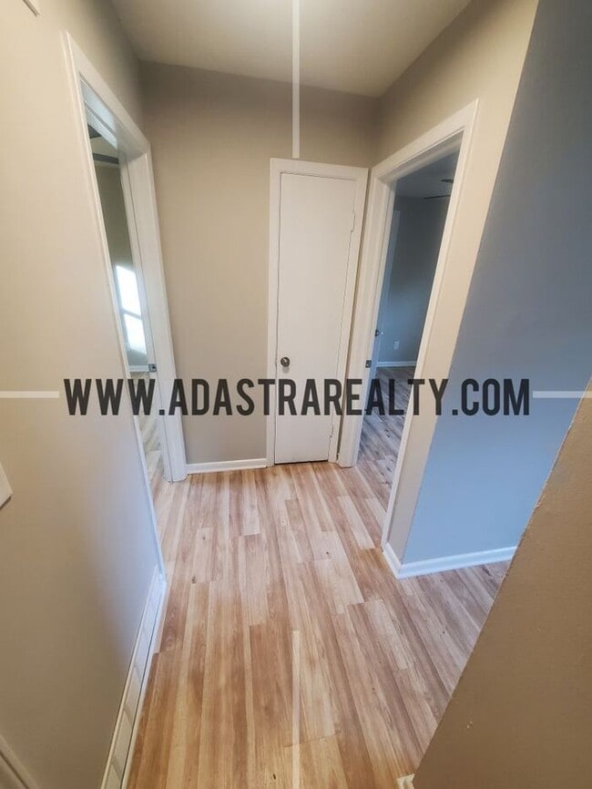 Building Photo - Completely Renovated Duplex in KCK, Beautiful Finishings-Available in MAY!!