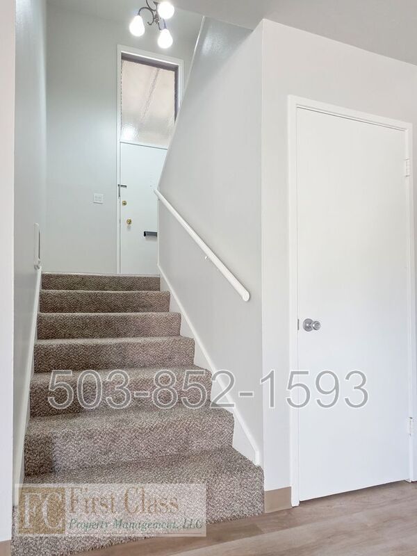 Building Photo - 8500 SW Canyon Dr