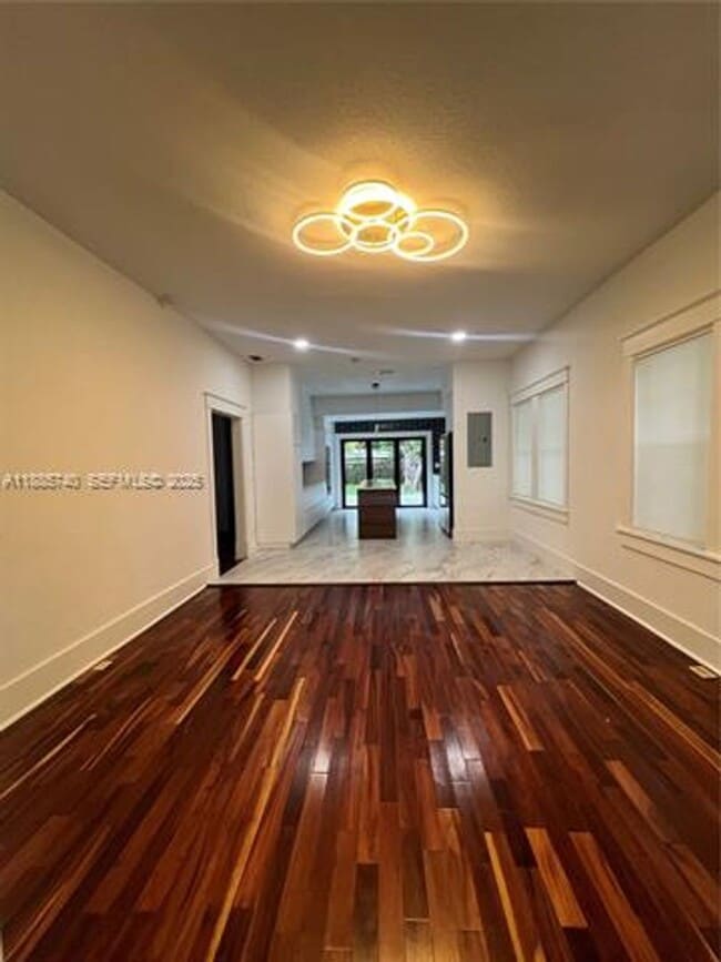 Building Photo - 130 SW 1st Ave