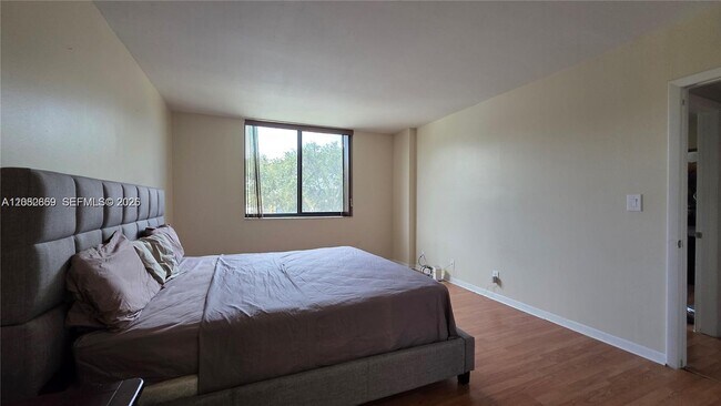 Building Photo - 901 Hillcrest Dr