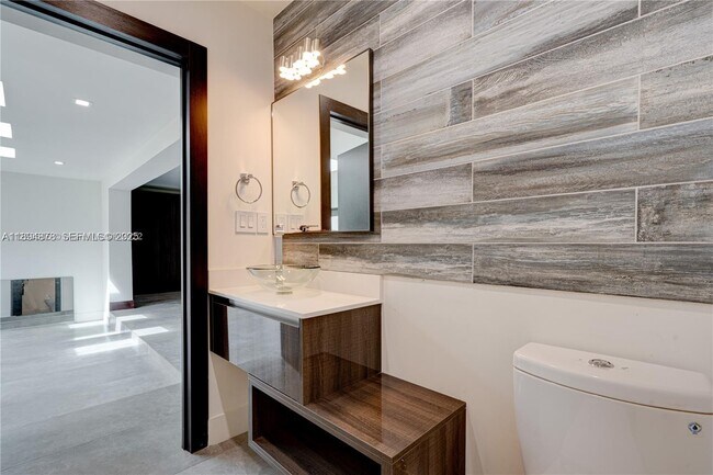 Building Photo - 2305 Magnolia Dr