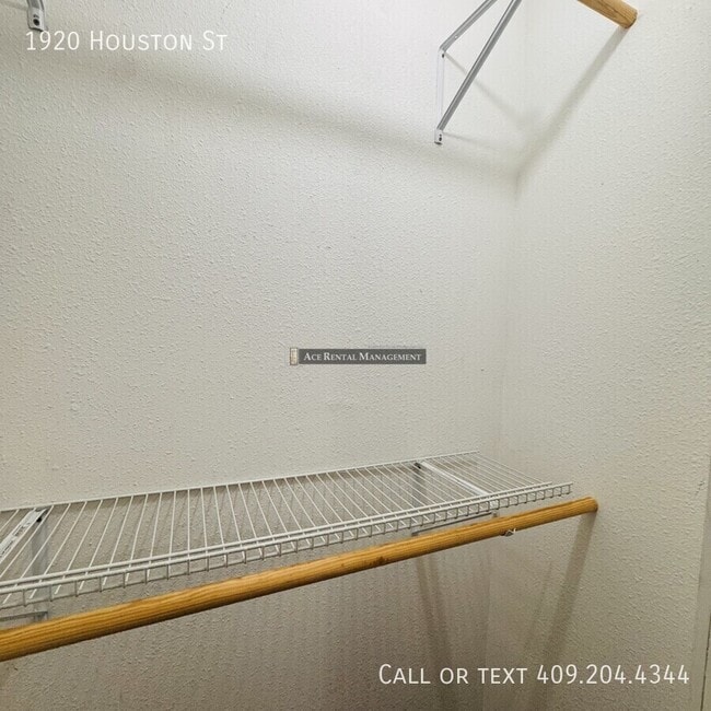 Building Photo - 1920 Houston St