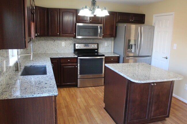 Building Photo - Beautiful 4 BR w/fenced yard in Brownsburg!