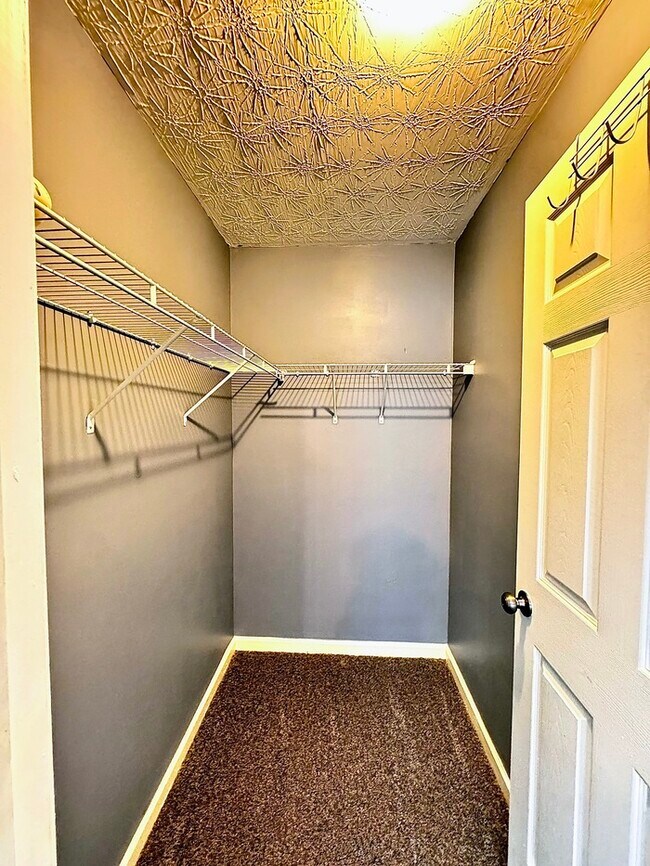 Building Photo - Spacious and cozy 3BR/2.5 bath townhome in...