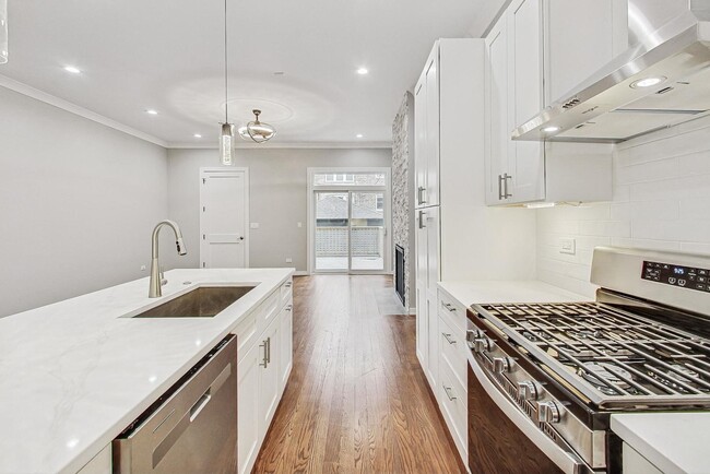 Building Photo - 6626 S Ingleside Ave