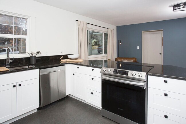 Building Photo - A Turnkey 4 Bed 2 Bath Furnished Retreat