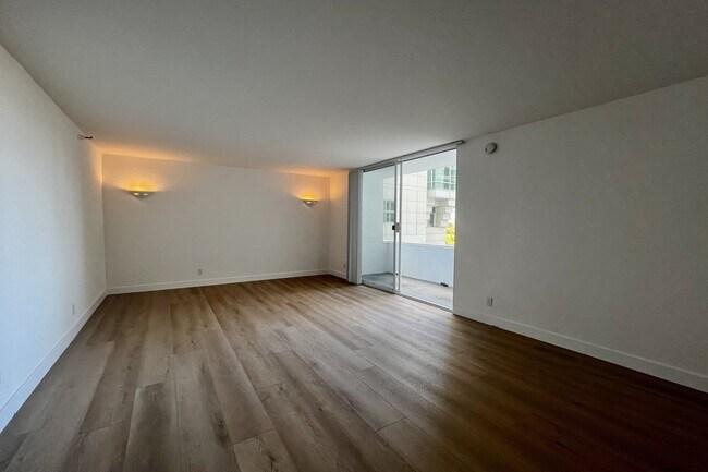 Building Photo - 10390 Wilshire Blvd